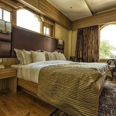 The Pride Inn Srinagar  Bagian luar foto
